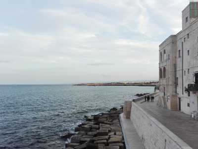 Saliamo sulla struttura e da qui si svela davanti ai nostri occhi un panorama sorprendente: le casette del centro storico, tutte rimesse a nuovo, si affacciano sulla muraglia e hanno di fronte solo ed esclusivamente la grande distesa blu del mare
